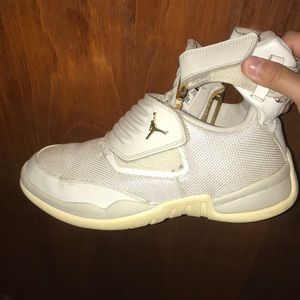 SELLING JORDANS SIZE 7.5 MENS USED AND WORN